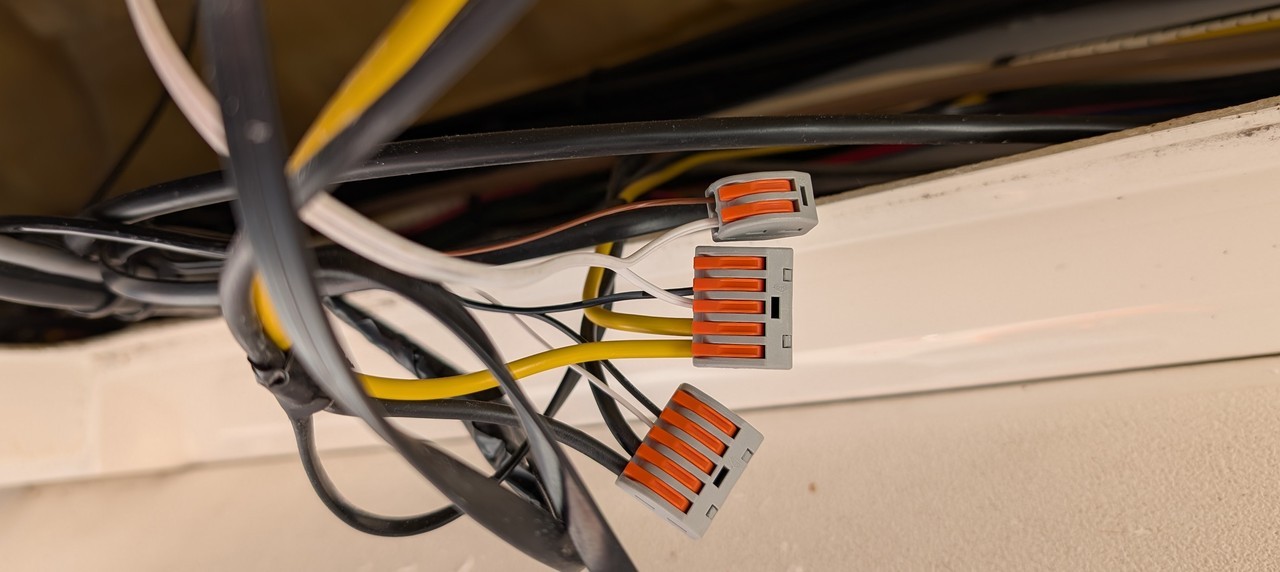 Splicing connectors for Charging Mount